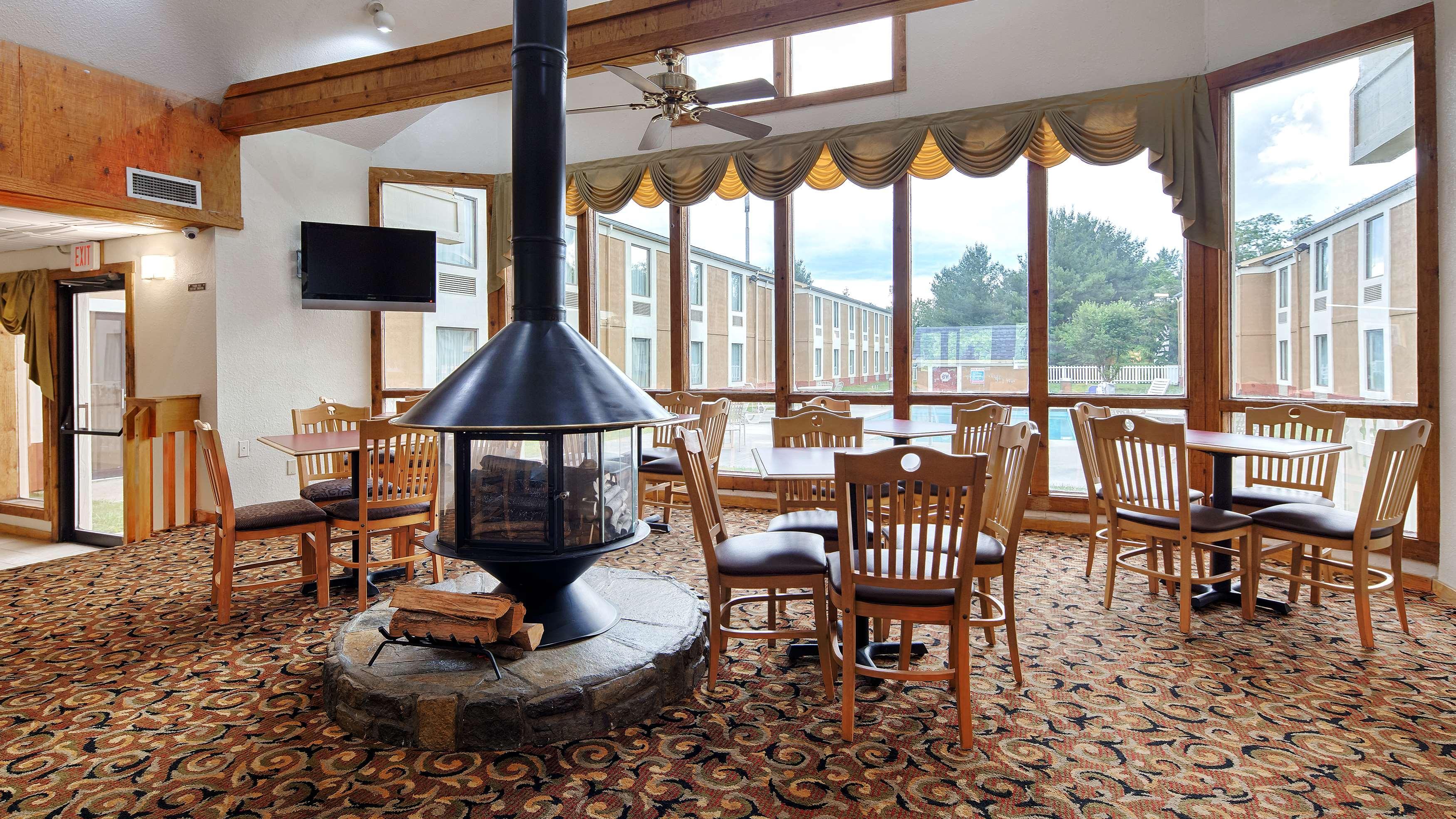 Deluxe Inn Wytheville Exterior photo