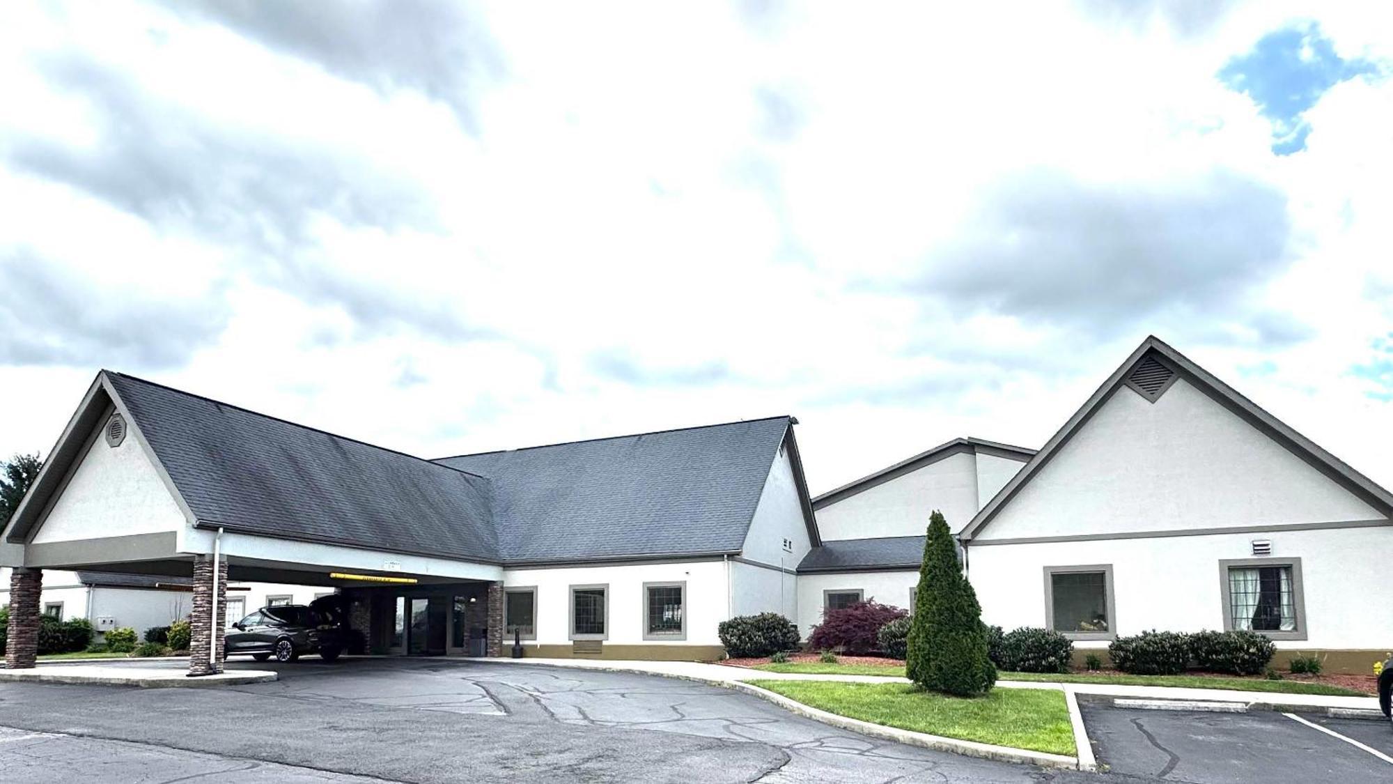 Deluxe Inn Wytheville Exterior photo